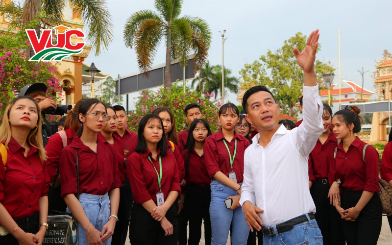 Thời gian và Hình Thức Đào Tạo Trung cấp Hướng dẫn du lịch