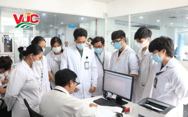 Mức lương của ngành Y sĩ đa khoa hiện nay?