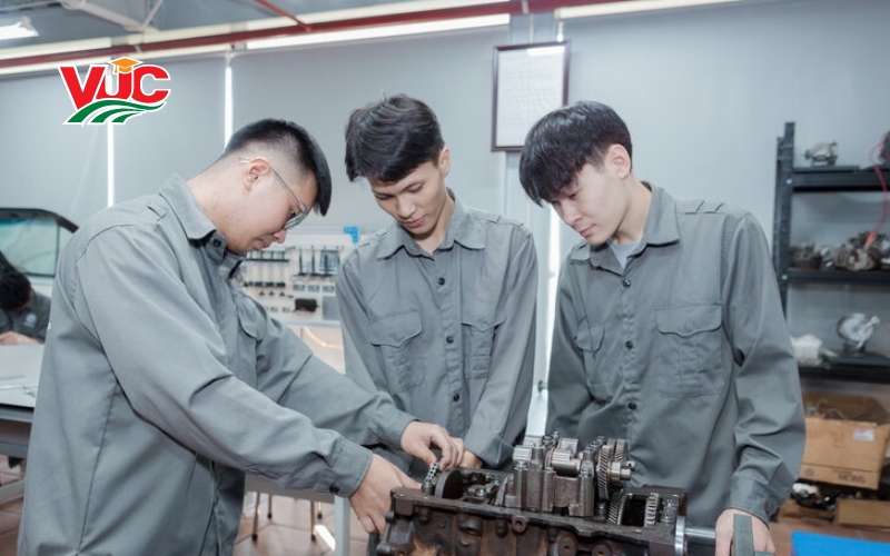 Học Trung cấp nghề Công nghệ ô tô hệ vừa học vừa làm