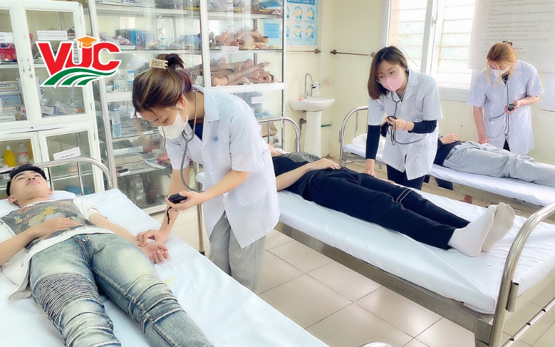 Chương trình học Trung cấp Y sĩ đa khoa vừa học vừa làm