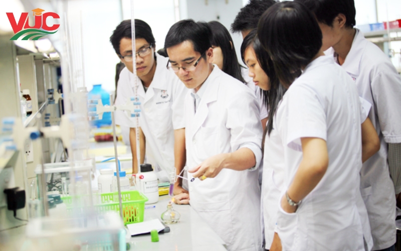 Tại sao nên học Cao đẳng Dược?