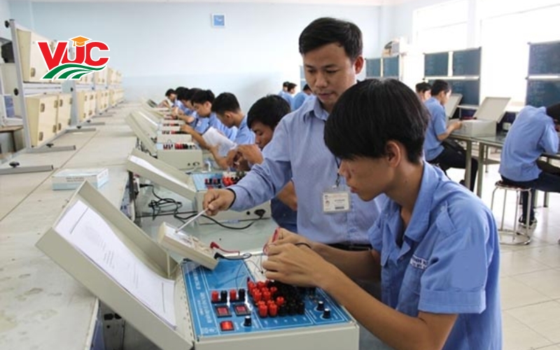 Tìm hiểu về Trung cấp Điện công nghiệp vừa học vừa làm