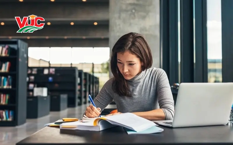 Có nên học Trung cấp Tiếng Anh online không?