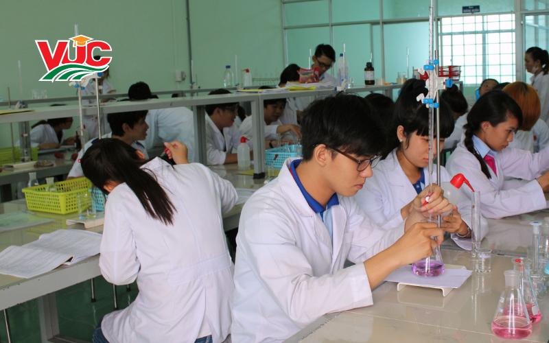 Trường đào nào đào tạo Trung cấp Dược online uy tín TpHCM