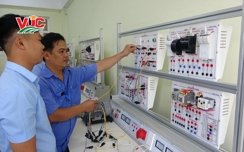 Chương trình khung Trung cấp Điện Dân dụng vừa học vừa làm tại VUC