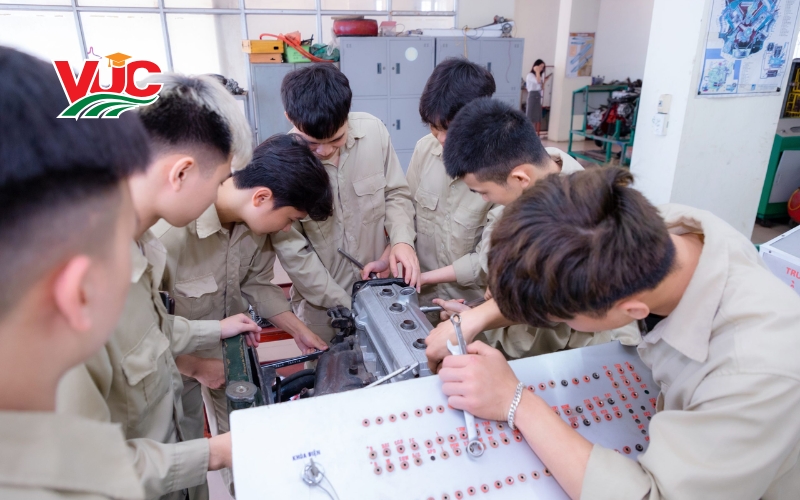 Học Trung cấp Công nghệ Ô tô