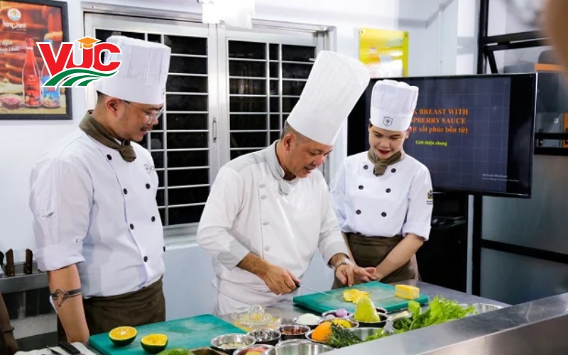 Học Trung cấp Kỹ thuật chế biến món ăn chính quy tại VUC có gì đặt biệt?