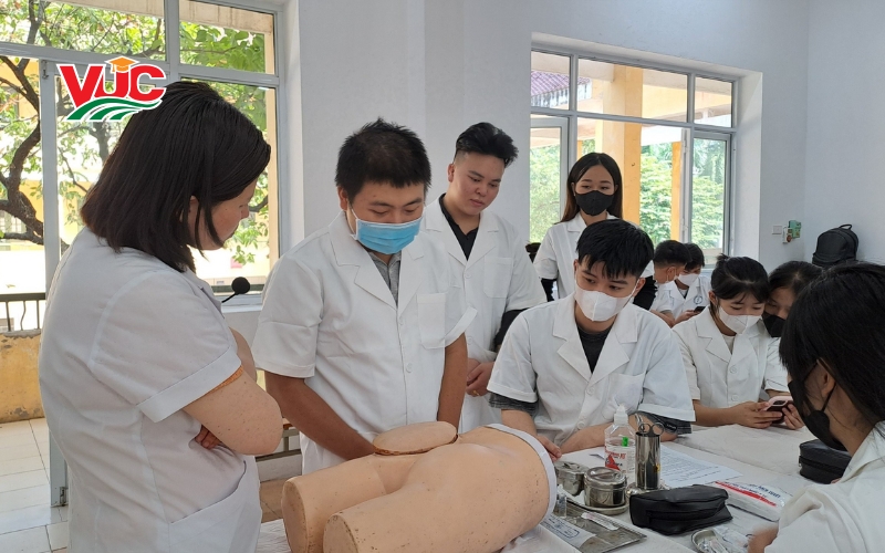 Học Trung cấp Y sĩ đa khoa cấp tốc ở đâu?