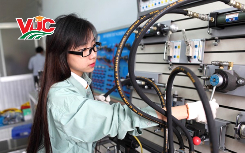 Lợi Thế Vàng Của Sinh Viên Trung cấp Điện Công nghiệp Dân dụng tại  VUC là gì?