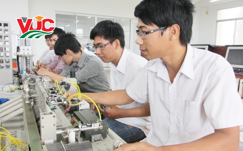Thời gian học Trung cấp Điện Công nghiệp Dân dụng bao lâu?