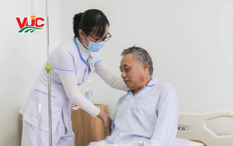 Trung cấp Điều dưỡng vừa học vừa làm nên học ở đâu uy tín?