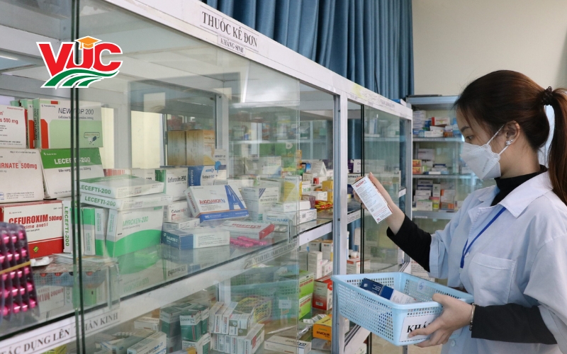 Thông tin tuyển sinh Trung cấp Dược cho người đi làm tại VUC