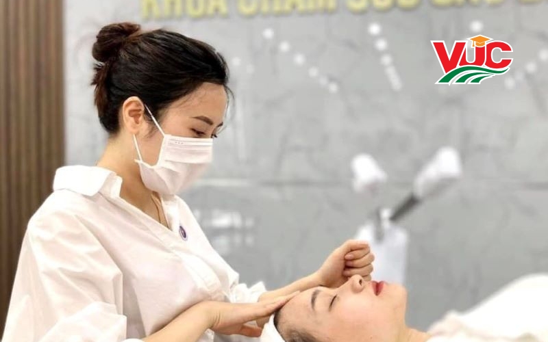 Mức thu nhập và cơ hội việc làm của sinh viên Trung cấp Chăm sóc sắc đẹp