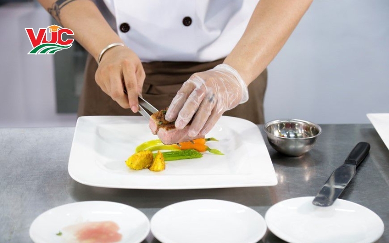 Chương trình học tại lớp Trung cấp Kỹ thuật chế biến món ăn