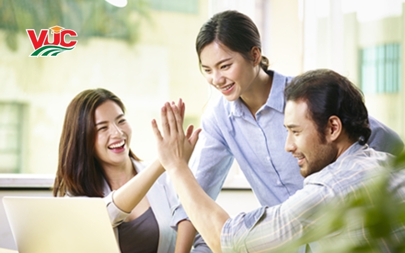 Tại sao Trung cấp Tiếng Anh từ xa lại mang lại lợi ích đột phá?