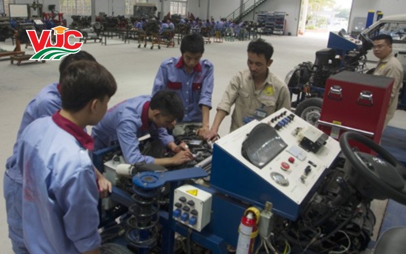 Học Trung cấp Công nghệ ô tô ở đâu giá rẻ và uy tín tại TPHCM?