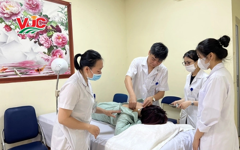 Lớp học y học cổ truyền tại VUC