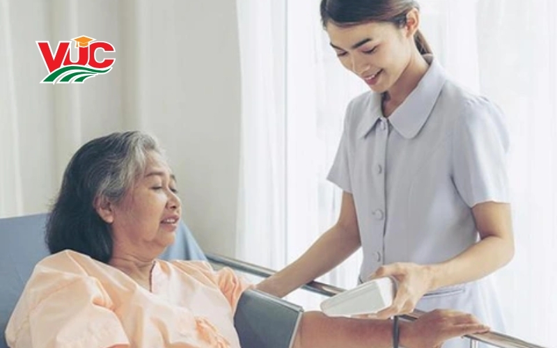 Lý do nên chọn học trung cấp Điều dưỡng hệ vừa học vừa làm từ xa