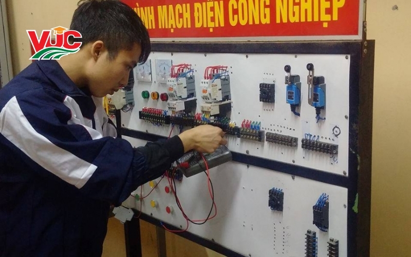 Học ngành Điện Công nghiệp ra làm gì? Cơ hội việc làm thực tế