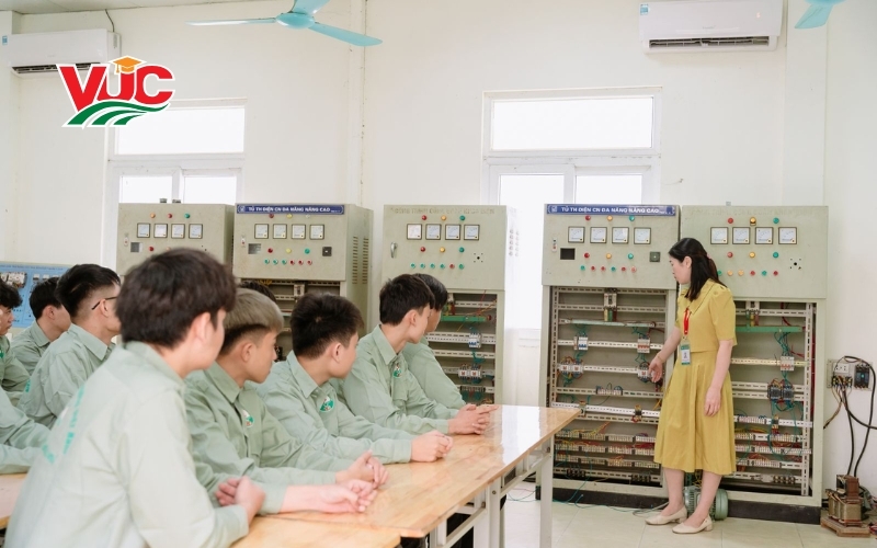 Học tại lớp Điện Công nghiệp vừa học vừa làm như thế nào khi lịch đi công trình dày đặc?