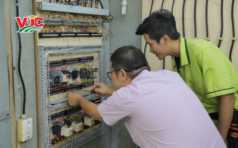 Thông tin tuyển sinh Trung cấp Điện công nghiệp chính quy