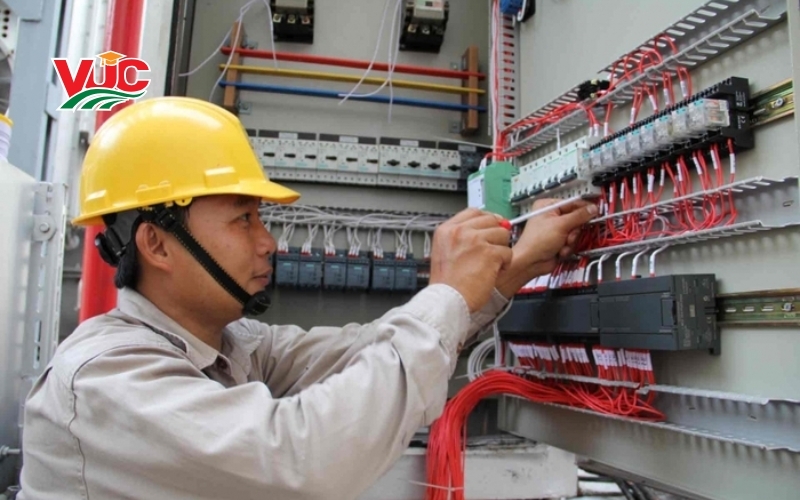 Học viên nhận lại được gì khi lựa chọn học Trung cấp Điện công nghiệp từ xa tại Trường VUC?