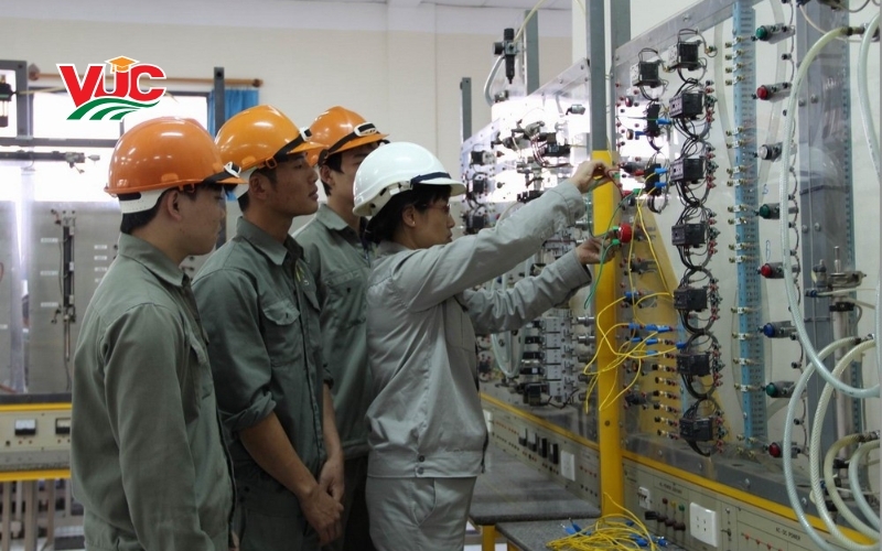 Doanh nghiệp phản ứng ra sao với bằng Trung cấp Điện Công nghiệp từ xa?