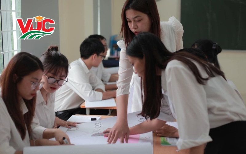 Lịch học của khóa học Trung cấp ngoài giờ hành chính được phân bổ ra sao?