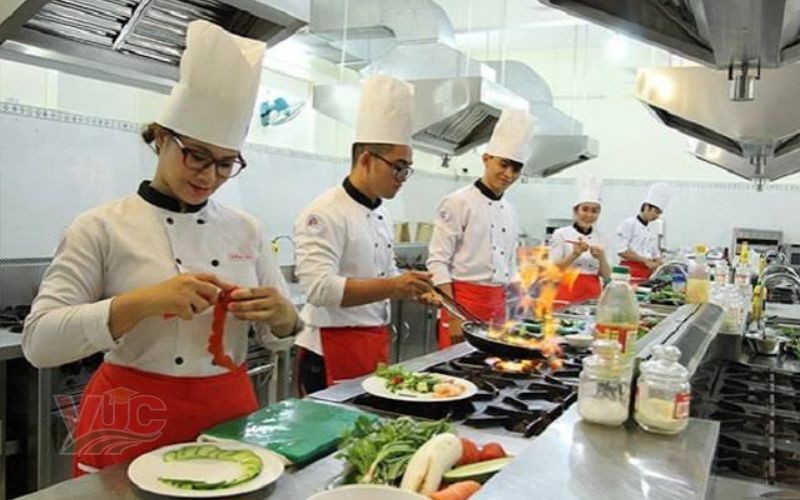 Tại sao xét tuyển học bạ ngành kỹ thuật chế biến món ăn học online lại hút khách?