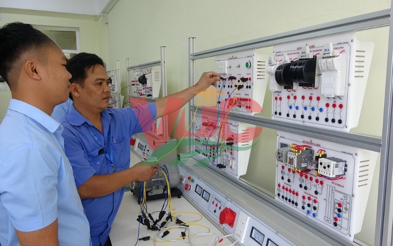 Tại sao người đã giỏi nghề vẫn bắt buộc phải học trung cấp điện công nghiệp?