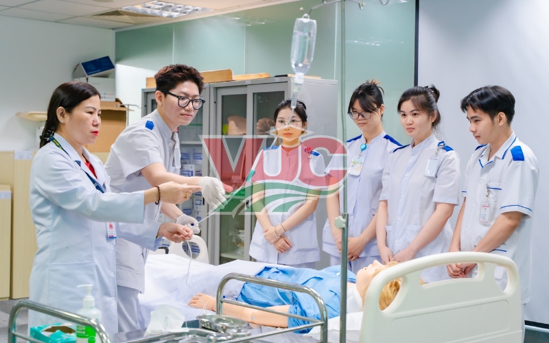 So sánh chi phí học từ xa ngành Điều dưỡng so với hệ chính quy bao nhiêu tiền?