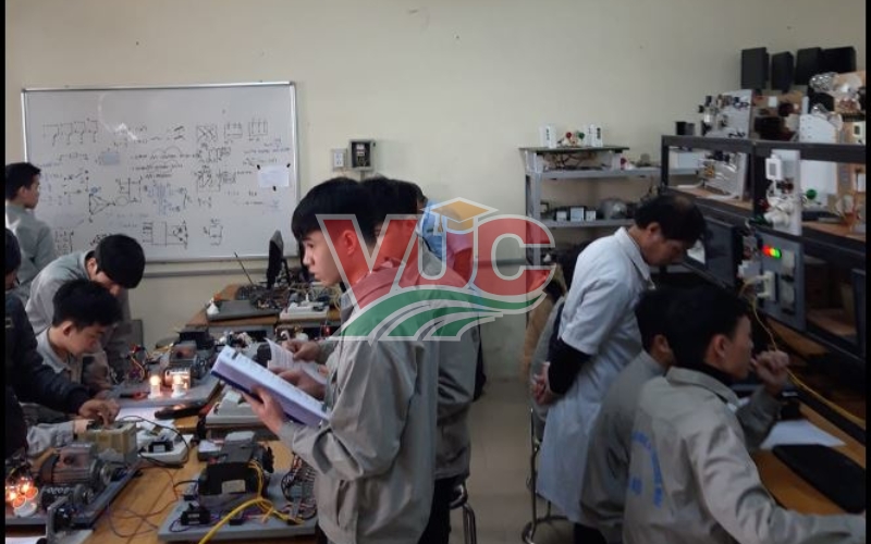 Định nghĩa và ưu điểm: Khóa học từ xa Trung cấp Điện Công nghiệp vận hành như thế nào?