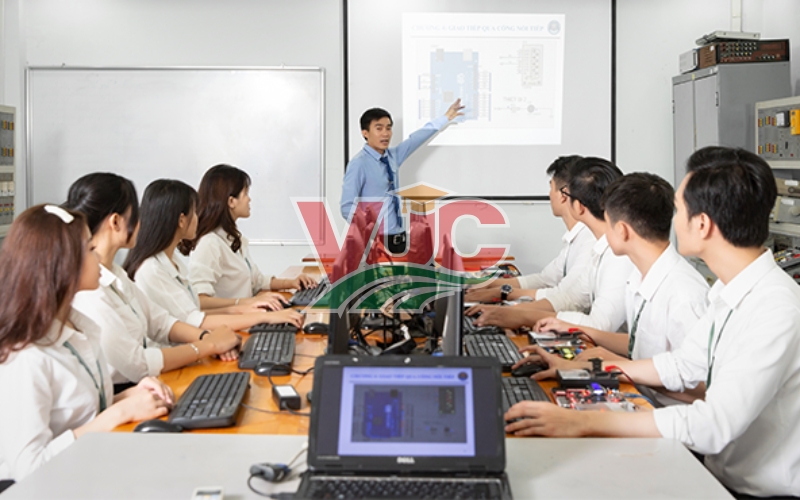 Giá trị bằng cấp trung cấp công nghệ thông tin học cuối tuần có đúng pháp lý?