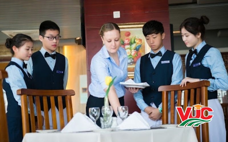 Tại sao nên chọn xét học bạ ngành quản trị khách sạn online?