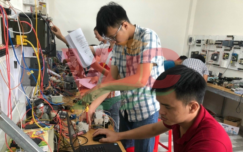 Chương trình Điện công nghiệp hệ trung cấp tại VUC gồm những nội dung nào?