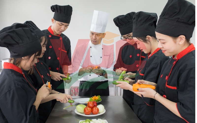 Học Trung cấp Nấu ăn Online có được thực hành nấu ăn không?