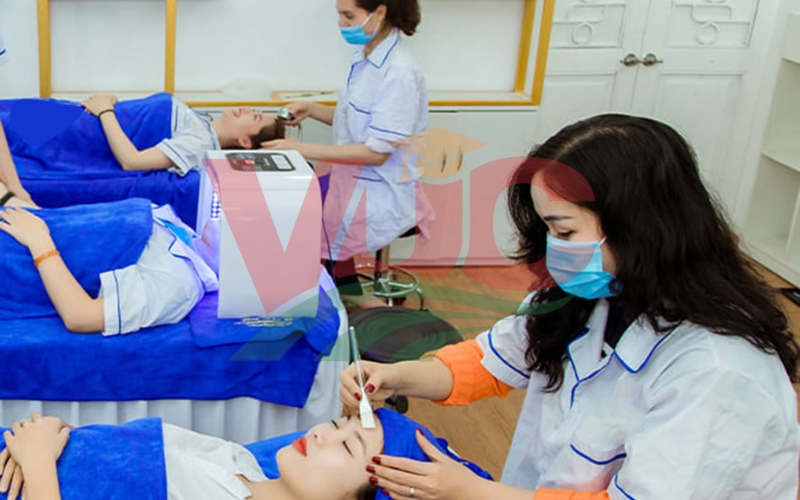 Nên học Trung cấp hay Cao đẳng Chăm sóc sắc đẹp?
