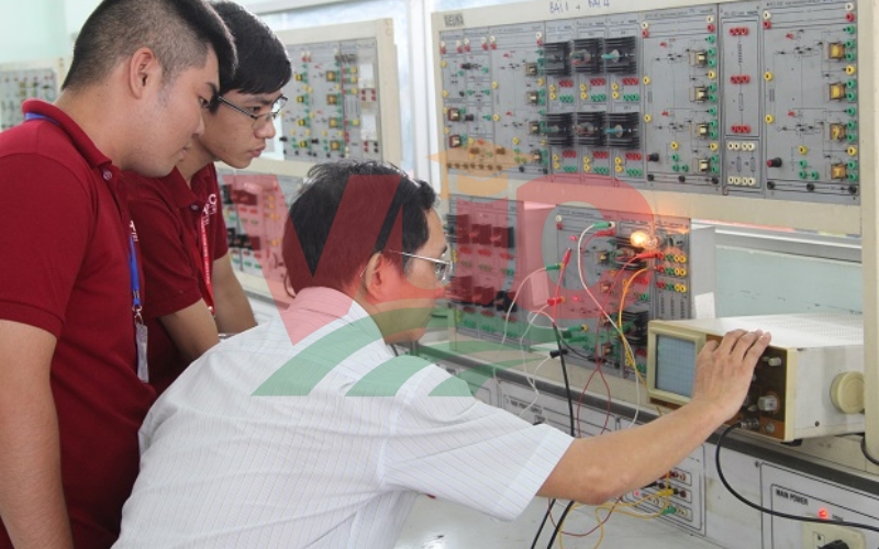 Chương trình học Điện công nghiệp hệ Trung cấp và Cao đẳng khác nhau ở điểm nào?
